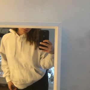 Vit hoodie - Vit hoodie ifrån H&M som jag köpte 2020, fortfarande i bra skick och säljs för den bara ligger i min byrålåda:) 