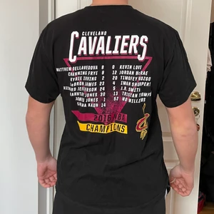 NBA tshirt storlek L - Snygg tshirt med Clevland Cavaliers tryck på både bak- och framsida. Storlek L. Bra men Användt skick då den är inköpt på Beyond Retro.