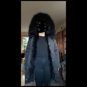 Pälsjacka  - Varm och skön vinterjacka. Strl L men passar även M. Pälsen är avtagbar så man kan använda jackan även på våren och sedan kan man även ta av armarna på pälsen så det blir en väst! Säljer då jag har en ny jacka. Pris går att diskutera vid snabbaffär, kan frakta och mötas upp.