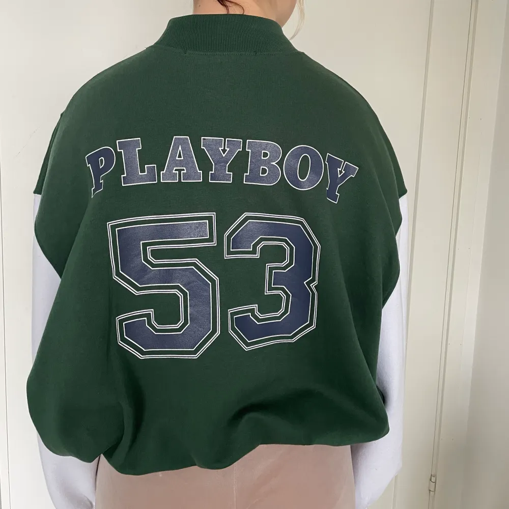 Säljer min fina Playboy tröja som är jättesnygg! Använt ett fåtal gånger. Tröjor & Koftor.