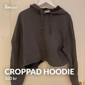 Croppad hoodie  - Från ginatricot