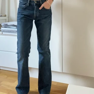 Lågmidjade jeans - Super fina mörkblå lågmidjade jeans från Crocker som tyvärr är lite för stora för mig i midjan . W30, L34. Innebensläng 80cm. 