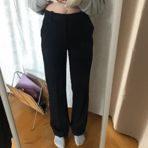 Kostymbyxor strl 34 - Kostymbyxor från Lindex 💗 har sytt upp dem i benen så de passar mig som är 165 men det går och ta bort och då är de jättelånga i benen