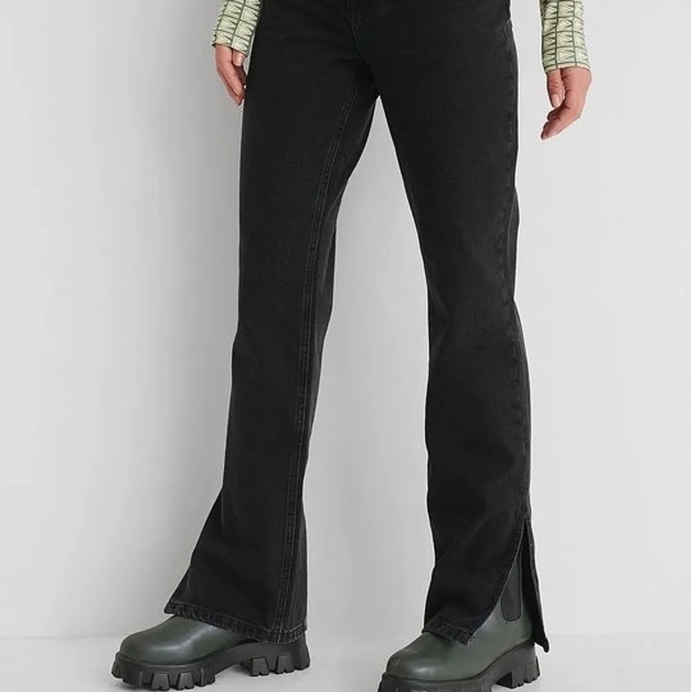 Svarta jeans från Emilie Malou x NAKD. Använda ett fåtal gånger och i mycket bra skick! Dom är i storlek 36 och är lite långa på mig som är 164 cm 💗 Frakt ingår i priset . Jeans & Byxor.
