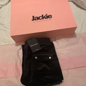 Helt NYA juicycouture byxor färgen svart - Helt nya aldrig använda med etikett på sl xs