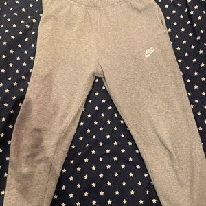 Gråa Nike byxor  - Gråa Nike byxor använda inga fläkar Storlek medium