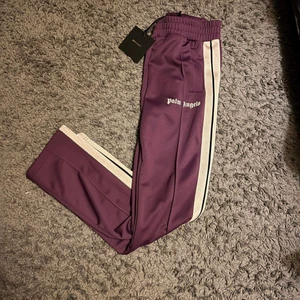 Palm Angels Trackpants - Lila palm angels trackpants, använda 2-3ggr tags finns. Byten kan vara intressanta