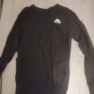 Kappa tröja  - Säljer nu min kappa tröja då den inte längre används. Den är i jätte fint skick och är inte överdrivet använd. Den är i stolek l. 