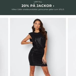 Festklänning  - Festklänning från Bubbelroom. Snygg festklänning i paljett.  - Trikå, stretchig kvalitet - Rund halsringning - Fodrad nertill - Axelvaddar.                                                                   Storlek Medium. Använd en gång. I mycket bra kvalitet.