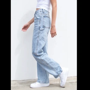 Brandy Melville Feanne Light Wash Jeans - As snygga jeans från Brandy Melville💗. Säljer då de är lite för stora för mig. Aldrig använda, endast testade. Skriv privat för fler bilder!💓