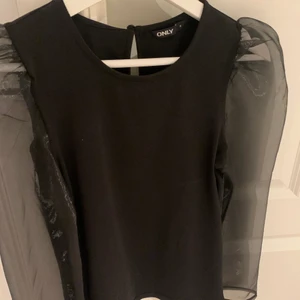Snygg tröja - Jättetjusig tröja som skulle passa utmärkt till nyår! 🥂🤍 (Organza-ärmar) Storlken är Small men ärmarna är korta, så skulle nog säga att den passar bättre som xxs/xs. 🖤 Den är i nyskick 🖤 märket ONLY