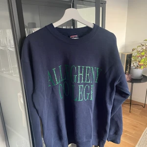 VINTAGE SWEATSHIRT  - Köpt i vintagebutik. Passar en S/M. Hör gärna av er om ni vill ha fler bilder eller har några frågor. 😊