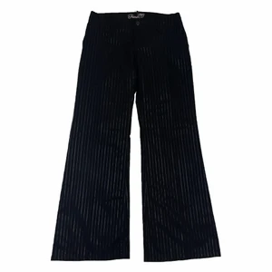 Lågmidjade randiga byxor - Lågmidjade svarta randiga byxor med vida och långa ben😍 storlek s/36!🖤💣