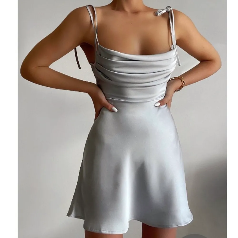 Såå fin oanvänd klänning från Stunner boutique som är slutsåld på hemsidan. Klänningen är i en silverblå jättefin färg. Dustbag följer med. Köpt för 900kr.. Klänningar.