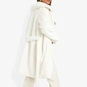 Faux Pälsjacka   - OBS, första bild är liknande, inte samma krage på min 😊 Varm faux fur jacka från Boohoo med fickor och skärp i midjan. Använd 1-3 gånger totalt, dvs inga fläckar eller liknande. Benvit i färgen 🤍