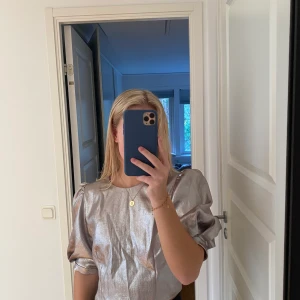 Fest topp från Zara - Sjukt snygg silvrig croppad fest topp från Zara i storlek M. Frakt ingår inte i priset