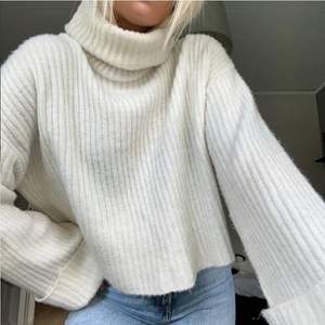 EJ MINA BILDER❤️‍🔥 Säljer världens snyggaste stickade tröja från Gina Tricot i storlek 36! Stora ärmar och polokrage, perfekt nu till vintern eller till sommaren över en klänning! 