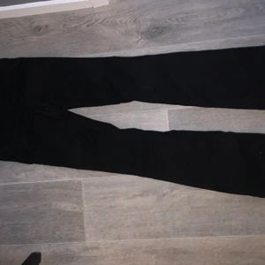 Asos hourglass  - Säljer oanvända hourglas byxor från asos som lyfter rumpen lite🥰 Dem passade inte riktigt mig. Dem är högmidjade och utsvängda i slutet av byxorna❣️