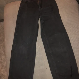 Säljer mina byxor som är vida - Dom är storlek 140 och är mycket smal i midjan och sen ner på byxors blir dom vidare dom är använda inte så mycket. Det finns inga håll osv