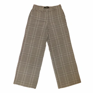 Rutiga kostymbyxor från OBJECT - Jättefina rutiga kostymbyxor byxor från OBJECT. Står att det är en 34 men skulle säga mer 36 då det är det jag oftast har och passar såå bra. Tyvärr inte riktigt min stil längre så kommer därför inte till användning. Sparsamt använda så är i bra skick, och skulle säga att de är vida i modellen vilket jag tycker är jättefint.