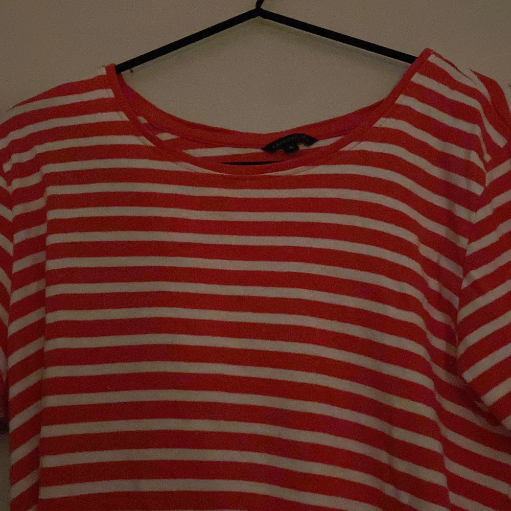Säljer den trendiga röda randiga tröja! Kommer inte till användning längre men älskar den! Super fin passar till allt! Köpt för 199kr för två år sen men säljer billigare nu! Den är i L men passar mig som är S/M men passar nog alla!. T-shirts.