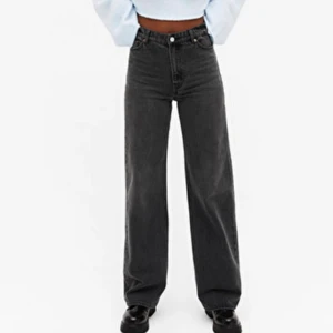 Gråa/ svarta jeans - Från Monki modellen yoko. Storlek XS S OCH M. 