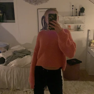 Rosa stickad tröja  - Säljer nu en rosa stickad tröja från BibBok i storlek L. Sitter lite oversized på mig som vanligtvis bär S. Jätteskön nu till vintern. Skriv om ni har några funderingar. Frakt tillkommer 