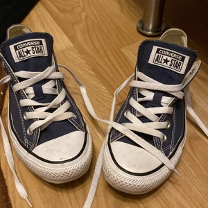 blåa converse - Säljer dessa blåa converse som ja använd en gång, de är i bra skick o är i strl 39💝 conversen passar både tjejer o killar 😊