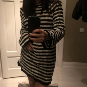 Stickad klänning - Superfin stickad klänning ifrån Stradivarius (zalando) som är slutsåld! Helt oanvänd, prislappen kvar!💕 köpare står för frakt!