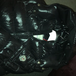 Moncler jacka  - Säljer den här jätte snygga moncler jackan köpt förra året på monclers hemsida har tyvärr inga kvitton elr nåt kvar men det är en äkta säljer för minnst  4000 eftersom jag köpte den ny för lite mer en 6000 det är förra årets modell. Köparen står för frakt 