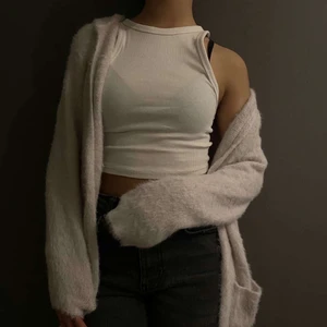 Mysig kofta med luva - Jättemysig fluffig lite längre kofta i en ljusrosa nyans. Passar perfekt till vintern när det börjar bli kallt! Plagget är i bra skick!