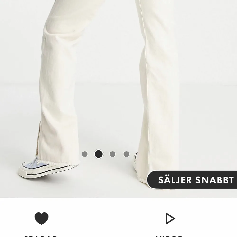Sandfärgade raka jeans med slits nedtill, storlek 34. Helt nya med alla lappar kvar. Orderbevis finns. Köpare står för frakt. Kan minska i pris vid snabb affär. Jeans & Byxor.
