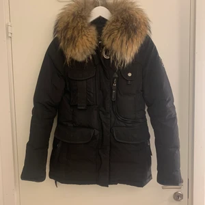 Hollies vinterjacka  - Storlek 36 inga skador, använt den 1 vinter ungefär 1 månad då jag bara använt den december ,pris kan diskuteras