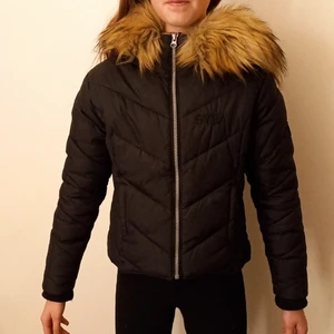 Vinterjacka Svea  - Svart varm och snygg vinterjacka stl 140. Använd väldigt få gånger. Pris 300. Köpt för 1200 Januari 2021. 