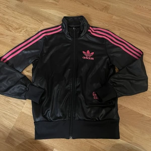 Adidas kofta  - I glansigt material 