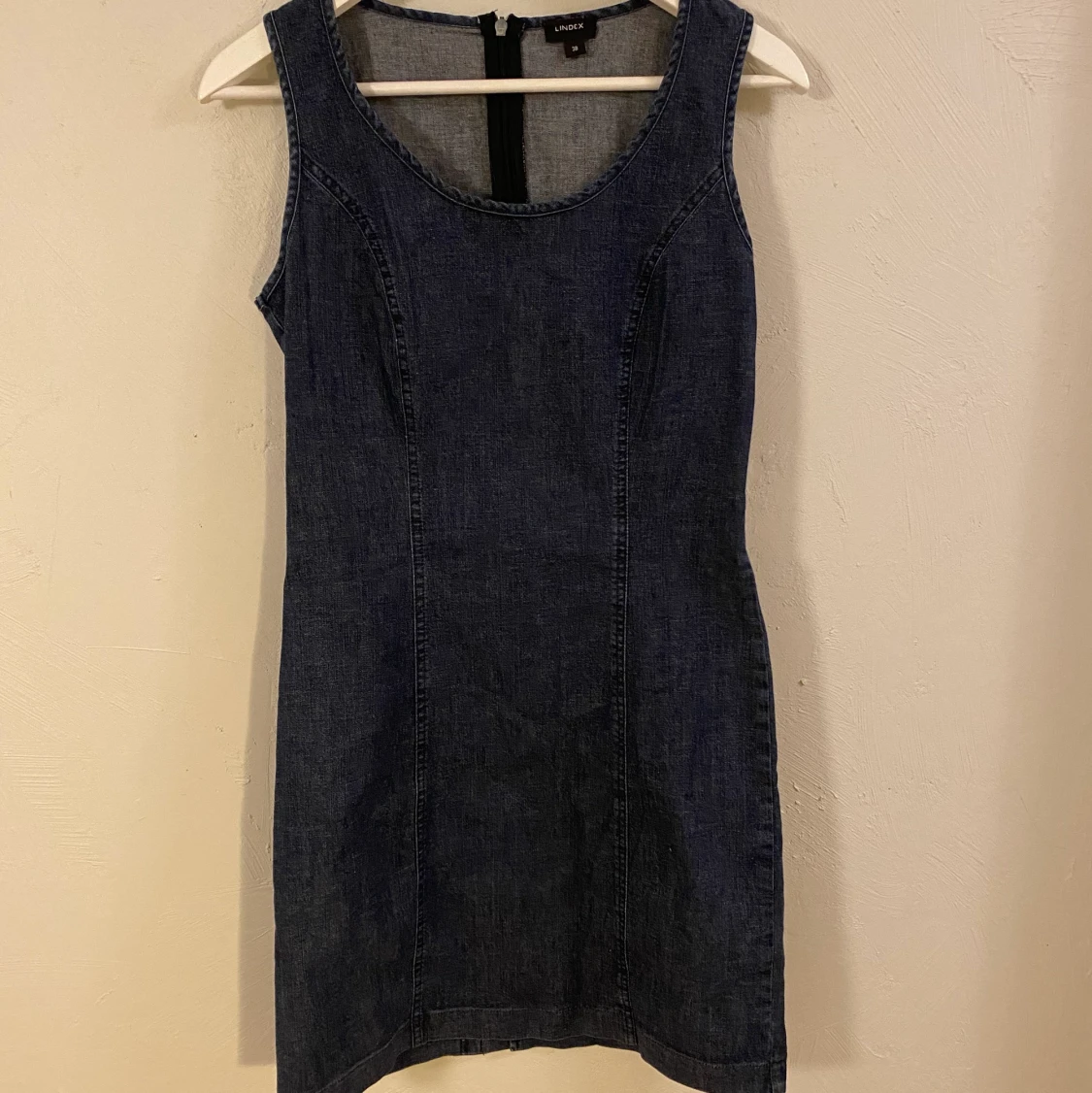 Figursydd blå jeansklänning