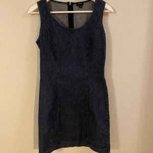 Figursydd blå jeansklänning - Stretchig och figursydd till kroppen. Sitter såå snyggt på och formar kroppen. Kort slits därbak. Använd men helt felfri och bra skick.