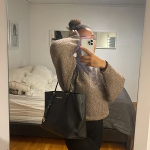 Michael Kors väska - Säljer min äkta MK väska🤍 perfekt till skola och jobb!! Har ej repor på sig men utsliten i handtaget och därför säljer jah den billigt😇 Kan frakta på direkten 💕 Om fler är intresserade så blir det budgivning och kommer såklart lägga slutdatum🤍 
