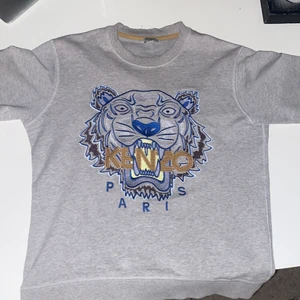 Kenzo tröja Strl S - Säljer nu min Kenzo tröja då den har blivit för liten. Den är inte använd så jättemycket och den är i bra skick!  Köparen står för frakt!