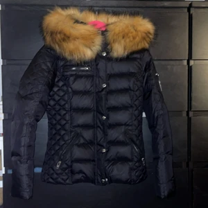 Rock and blue jacka, kort, strl 36/S - Nästan helt onvänd vinter jacka ifrån märket rock and blue säljes pga kommer ej till avnvändig alls. Jackan är köpt på rock and blues egna hemsida för 2700 kr. Det är fusk päls på jackan och silvriga dragkedjor. Skriv gärna om ni vill ha bild på jackan elelr prislappen och så vidare.