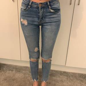 Jeans som är använda några gånger, är i bra skick och stretchiga ordinarie pris 300kr