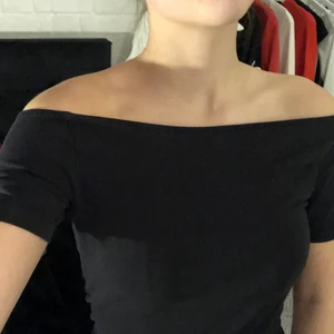 Svart off shoulder tröja - En svart off shoulder tröja. Används ej längre. Jätte fint skick och passar XS/S🥰 