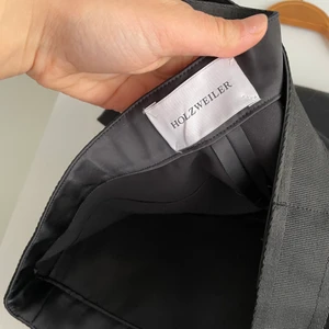 holzweiler kargo byxor - Trendiga kargo byxor i storlek L. Nypris på zalando 2250 sek. Använda bara 2 gånger. Säljes pga inte passar i storlek längre. Köptes i Norge. 