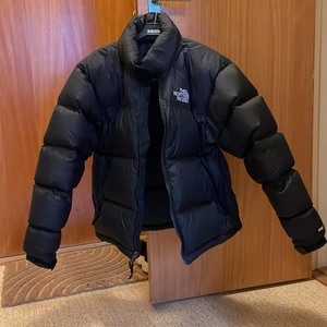 The North Face Nuptse storlek s - Säljer en The North Face Nuptse jacka i storlek s. Använd några gånger förra året. Skick är som ny utan fläcker eller liknande. 