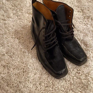 Rizzo snygga skinnstövletter i stl38  - Rizzo snygga skinnstövletter i stl38 knappt använda. (Kostade 2695kr), nu kan du köpa mina för endast 599kr