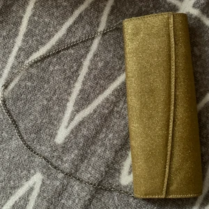 Väska - Guldig väska/ glittrig