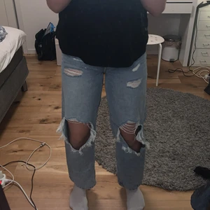 Vida jeans med slitningar från H&M strl 38! - Slutsålda ljus blåa visa jeans med slitningar från H&M strl 38 (men hade även passar 36)  som tyvärr har blivit för korta för mig!! (Jag är 171) jeansen har jag dragit upp lite extra och sedan sytt ihop igen för att få lite extra detaljer! Utgångspris 399kr