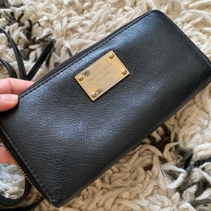 Michael Kors plånbok  - Fint använt skick, köpt i New York för många år sedan o flyttat en par gånger sedan dess så olyckligtvis saknas kvitto. Superfin invändigt som ni ser på andra bilden, lite skrapad på märket på framsidan annars felfri i lädret! 