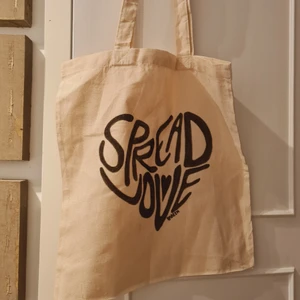 tote bag med motiv 💕 - superfin tygkasse/tote bag med ~ spread love ~ motiv som jag själv har designat 🥰 motivet är målat på själva väskan för hand (EJ TRYCK), och tål såklart regn och tvätt 🌧😌 kanske den perfekta julklappen?? frakten bjuder jag såklart på, hör av dig vid frågor⚡               PS. spread love!!