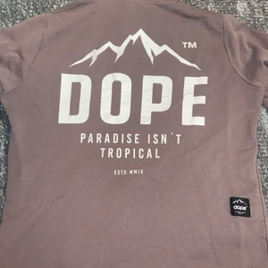 Dope hoodie - Säljer denna lila/gråa dope hoodie då den inte kommer till användning längre. Den är i bra skick och är i storlek Medium. Köparen står för frakten❣️